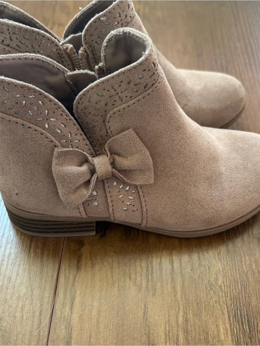 Girls Suede Bow Ankle Booties in Taupe. Size 10. INV25/579